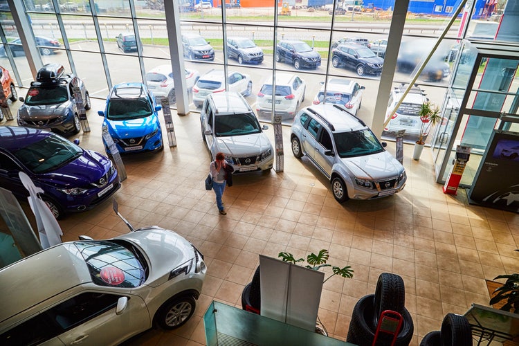 Aerial view of a showroom at a car dealership. Hero image for Mobility Global article: Insights from the biggest new vehicle markets in the US